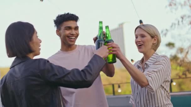 Imprezowicze Piją Alkohol Tarasie Dachu Radośni Hipsterzy Toastujący Butelki Letni — Wideo stockowe