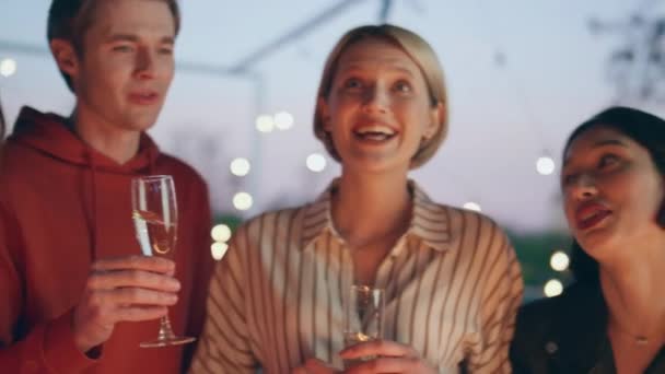 Νέοι Συνάδελφοι Απολαμβάνουν Κόμμα Στο Μπαρ Βεράντα Closeup Χαρούμενοι Και — Αρχείο Βίντεο