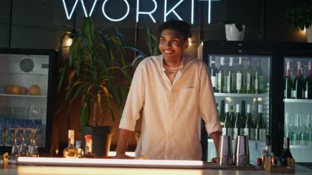 Joyeux Barman Riant Comptoir Bar Serveur Joyeux Cheveux Foncés Relaxant — Video