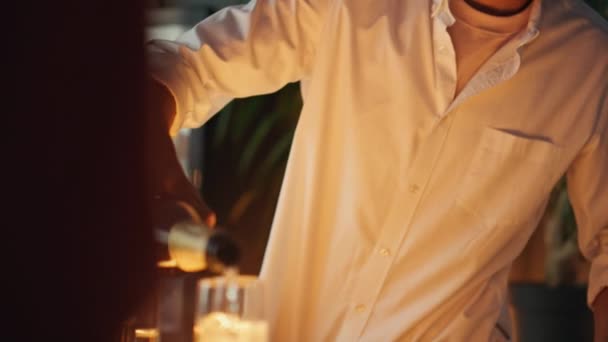 Barista Mann Füllt Weinglas Bei Party Aus Nächster Nähe Black — Stockvideo