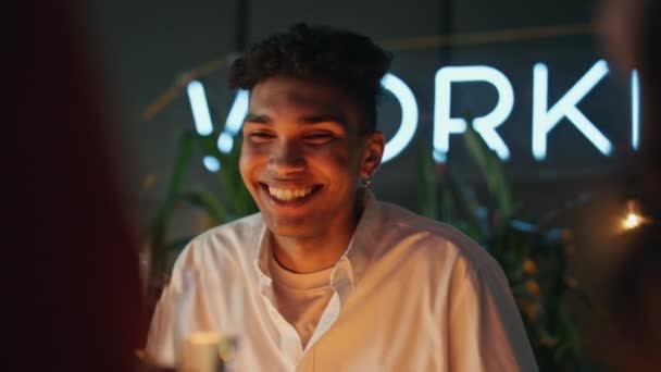 Smilende Fyr Fejrer Ved Aften Bar Tæller Closeup Sort Hud – Stock-video