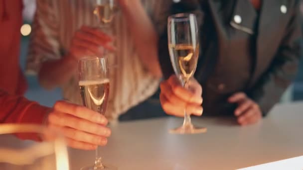 Άνθρωποι Παίρνουν Ποτά Στο Μπαρ Κοντά Χαρούμενοι Και Ποικίλοι Φίλοι — Αρχείο Βίντεο