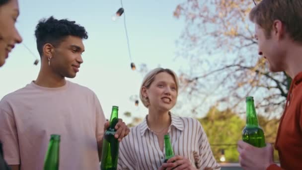 Colegas Sonrientes Relajándose Junto Con Alcohol Primer Plano Azotea Multiracial — Vídeo de stock