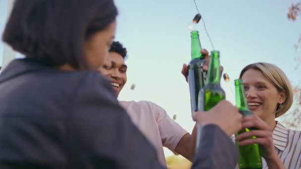 Jovens Colegas Trabalho Torcendo Álcool Telhado Festa Closeup Diversos Companheiros — Vídeo de Stock