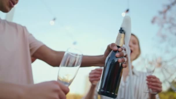 Şenlikli Adam Elleri Çatıda Şampanya Şişesi Açıyor Kapatın Farklı Arkadaşlar — Stok video