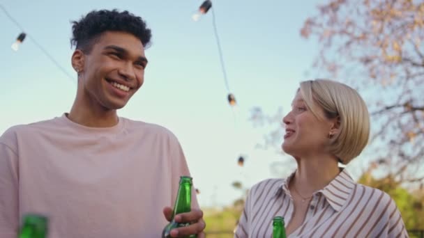 Unbekümmerte Jugendliche Genießen Die Gemeinsame Zeit Balkonnähe Diverse Freunde Trinken — Stockvideo