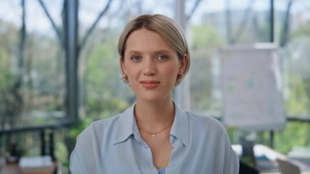 Porträt Zufriedener Manager Posiert Bürogebäude Unschärfeeffekt Großaufnahme Stolze Glückliche Frau — Stockvideo