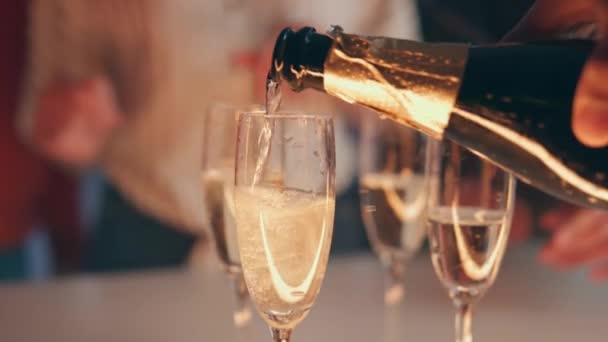 Barman Hand Gieten Champagne Glazen Bij Zonsondergang Terras Close Gelukkige — Stockvideo