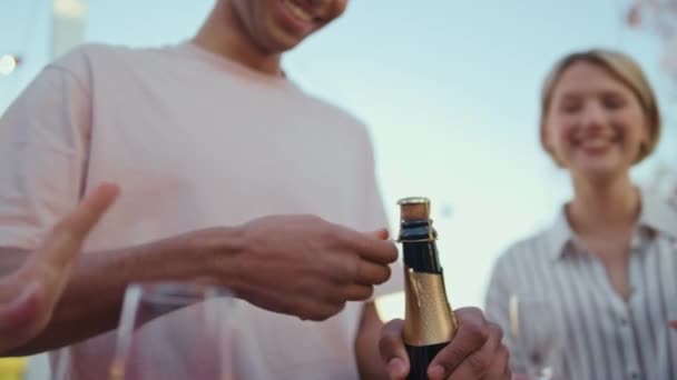 Афро Чоловік Відкриває Пляшку Шампанського Вуличній Вечірці Крупним Планом Чорна — стокове відео