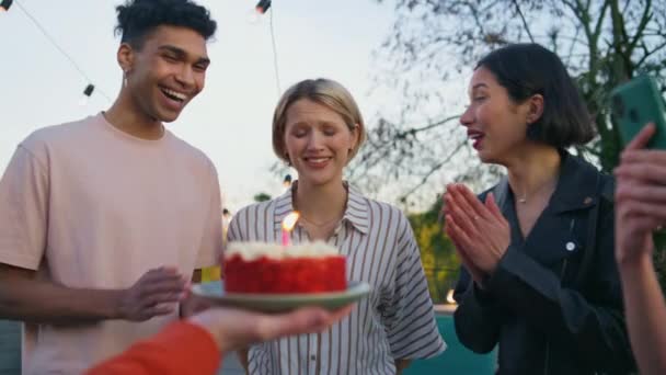 파티오 클로즈업에서 케이크와 생일을 사람들 테라스에서 놀라움을 만드는 행사에서 소녀를 — 비디오