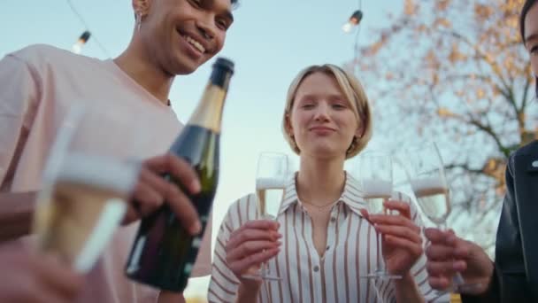 Diversos Amigos Vertiendo Vasos Bebida Celebración Del Cumpleaños Primer Plano — Vídeos de Stock