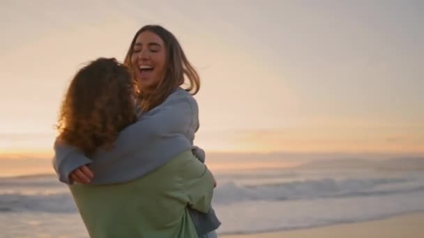 Pasangan Cinta Berputar Bersama Sama Bersenang Senang Laut Matahari Terbenam — Stok Video