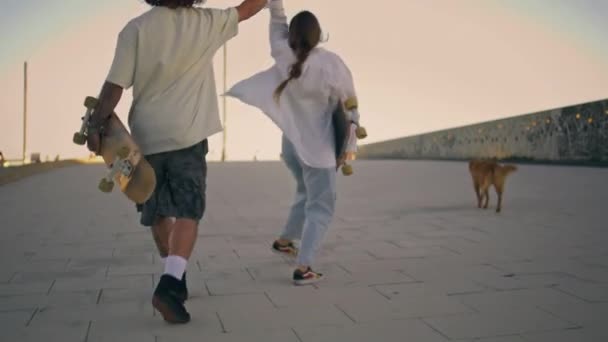 Remaja Yang Riang Berjalan Jalan Melihat Belakang Pecinta Muda Bahagia — Stok Video