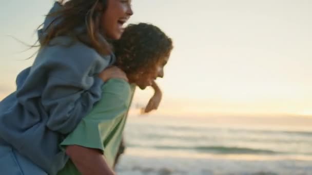 Возбужденная Девушка Прыгает Бойфренд Закате Морской Горизонт Крупным Планом Счастливый — стоковое видео
