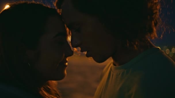 Closeup Teen Lovers Silhouettes Bonding Night Beach Passionate Girl Guy — Stock Video