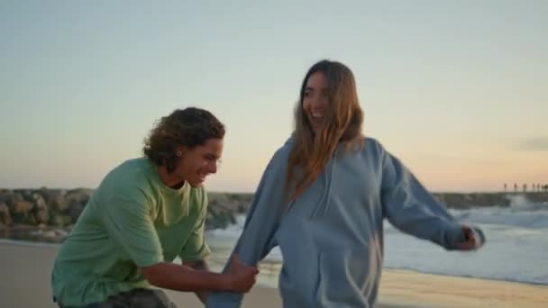 Pecinta Riang Bersenang Senang Pantai Matahari Terbenam Pasangan Cinta Tertawa — Stok Video