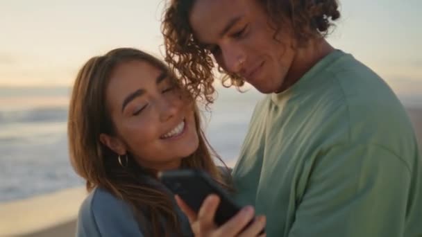 Cinta Sepasang Smartphone Mencari Matahari Terbit Laut Cakrawala Menutup Gadis — Stok Video