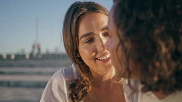Smějící Žena Tvář Flirtující Přítel Létě Města Zblízka Veselí Teenageři — Stock video