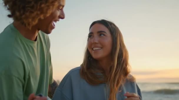 Teen Pár Směje Západ Slunce Pobřeží Oceánu Datum Detailní Šťastné — Stock video