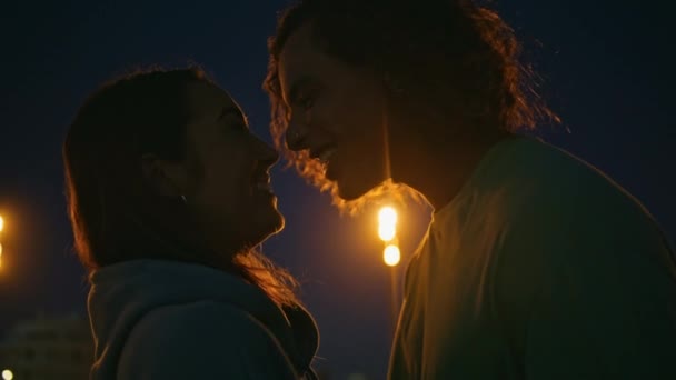 浪漫的青少年面对着爱站在夜空的背景特写 在晚上的时候 笑着放松自己 摸着鼻子玩乐 年轻夫妇在浪漫的约会中感到亲密的调情 — 图库视频影像