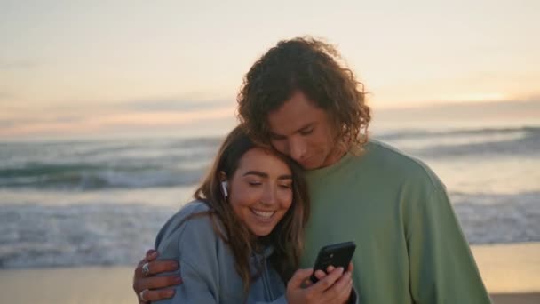 Glückliche Liebhaber Hören Musik Und Umarmen Sich Strand Bei Sonnenuntergang — Stockvideo