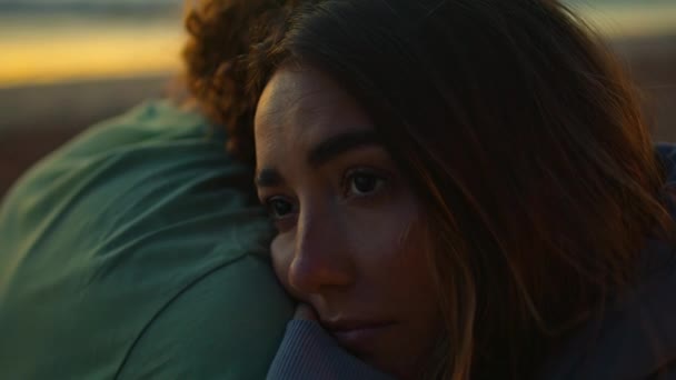 Mutsuz Bir Kadın Akşam Kumsalında Sarılıp Yatacak Bir Erkek Arkadaş — Stok video