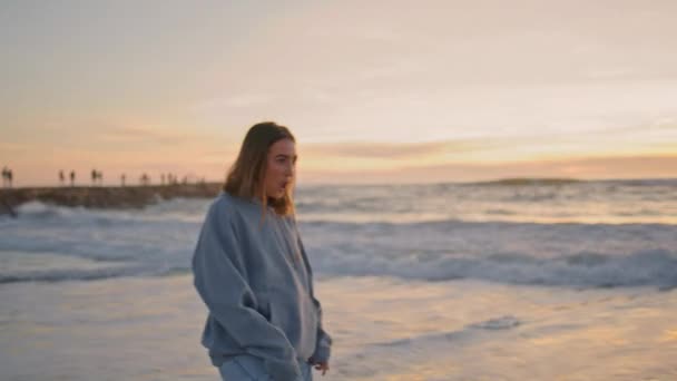 Glückliches Mädchen Fuß Sonnenuntergang Meerwasser Attraktive Junge Frau Die Meereswellen — Stockvideo