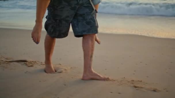 Uomo Gambe Passo Sabbia Che Trasportano Donna Sera Spiaggia Primo — Video Stock
