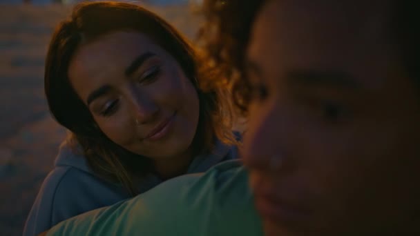 Verliebte Mädchen Gesicht Suchen Freund Nachtstrand Aus Nächster Nähe Entspannte — Stockvideo