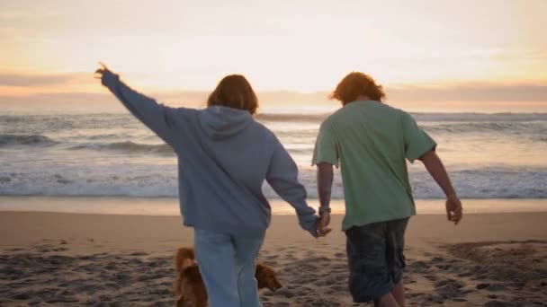 Cinta Remaja Berjalan Pasir Pantai Malam Kembali Melihat Dua Pecinta — Stok Video