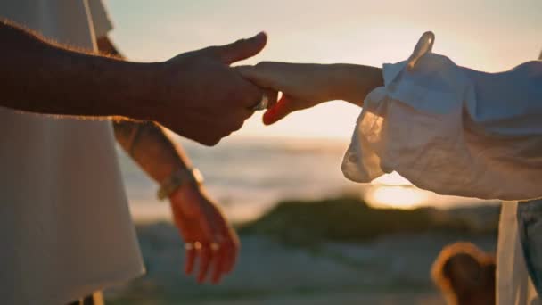 Miluju Pár Spojující Ruce Jasné Slunce Moře Pláž Detailní Nerozpoznatelná — Stock video