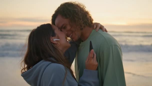 Donna Innamorata Uomo Che Balla Sulla Spiaggia Tramonto Romantiche Coppie — Video Stock
