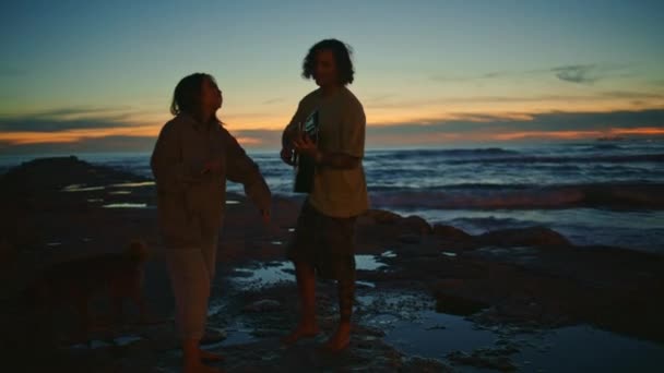 Pasangan Bahagia Menari Bersama Pantai Malam Pria Tampan Bermain Gitar — Stok Video