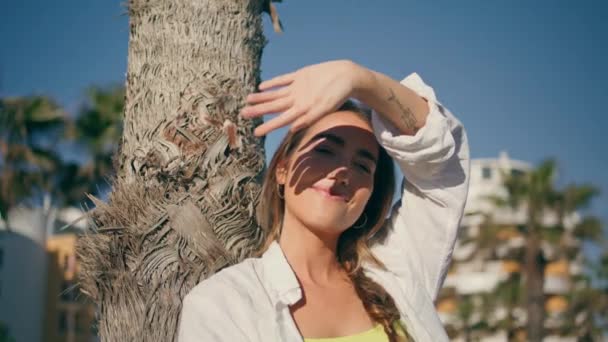 Безтурботна Жінка Насолоджується Літом Пальмовому Дереві Портрет Щаслива Розслаблена Дама — стокове відео