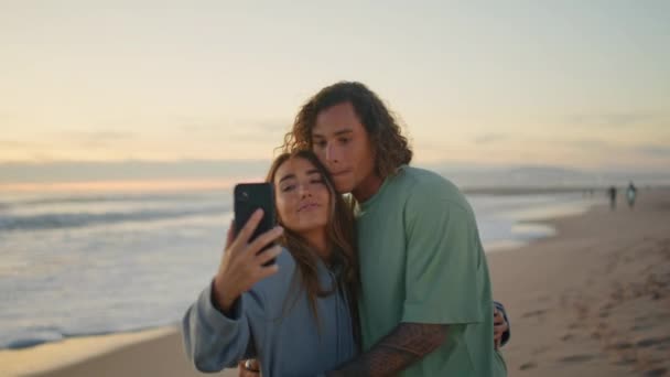 Adolescentes Alegres Fazendo Selfie Pôr Sol Praia Closeup Felizes Namorados — Vídeo de Stock