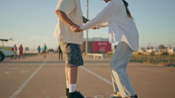 Şehir Gezintisinde Kaykay Kullanan Iki Kaykaycı Genç Çiftler Asfalt Yolda — Stok video