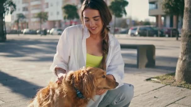 Fată Zâmbind Câine Bulevardul Vară Femeia Fericită Care Lovește Animalul — Videoclip de stoc