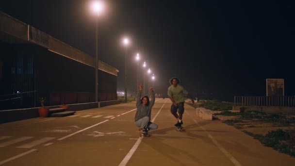 Hipsters Riang Naik Skateboard Senja Jalan Kosong Sporty Skater Pasangan — Stok Video