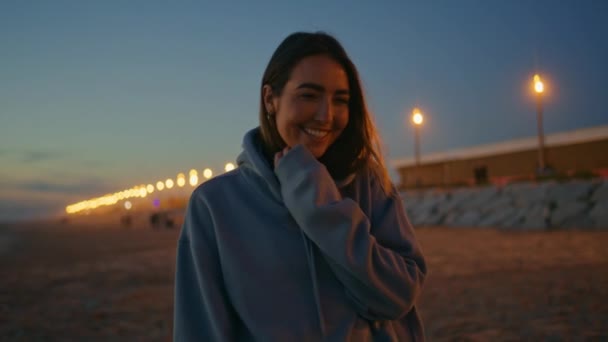 Uvolněná Teenager Tanec Večer Písečná Pláž Zblízka Bezstarostná Mladá Žena — Stock video
