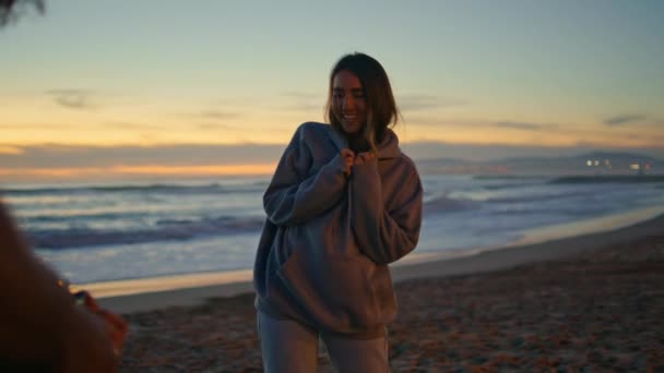 Šťastná Dívka Tančí Písečnou Pláž Večer Anonym Hrající Kytaru Pobřeží — Stock video