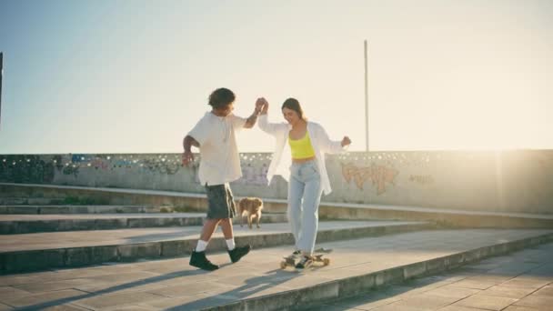 Carefree Couple Riding Skate Board Sunlight Stadium Active Curly Guy — Stock Video