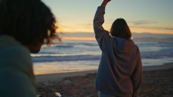Junge Dame Genießt Musik Tanzen Strand Bei Sonnenuntergang Ein Anonymer — Stockvideo
