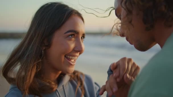 晚上海岸有一个男人在亲吻女人的手 快乐的少女面带微笑 带着爱看着男朋友 一对年轻夫妇在日落时表达他们的感情 青年概念 — 图库视频影像