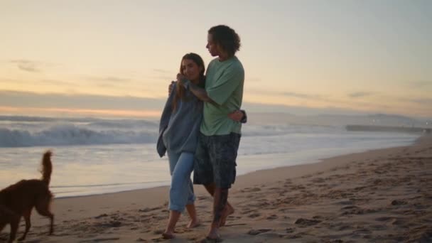 Adolescenti Rilassati Che Camminano Sulla Spiaggia Del Tramonto Fidanzati Romantici — Video Stock