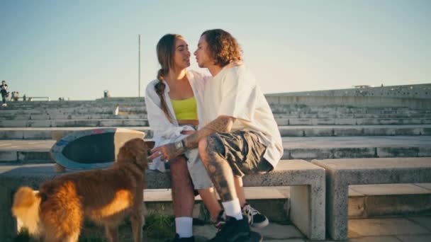 Milující Teenageři Objímající Městskou Lavičku Dva Bruslaři Randí Létě Stadionem — Stock video
