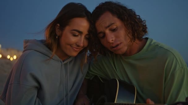 Cantando Homem Tocando Guitarra Noite Perto Romântico Jovem Ligação Com — Vídeo de Stock