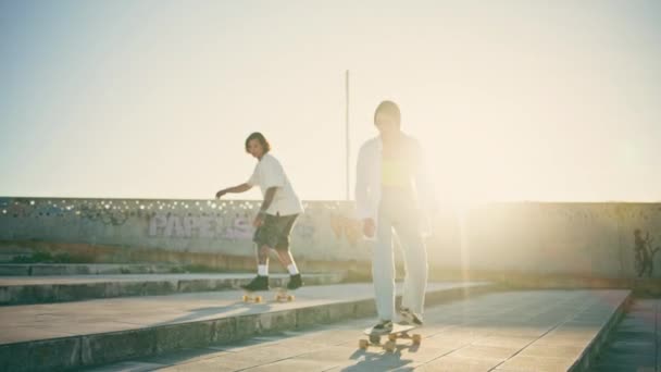 Amantes Positivos Praticando Skate Passeio Estádio Verão Homem Ativo Fazendo — Vídeo de Stock