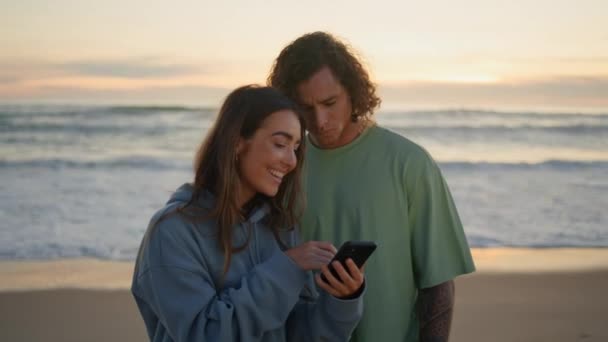Entspannte Teenager Schauen Auf Den Handybildschirm Abend Nahaufnahme Positive Frau — Stockvideo