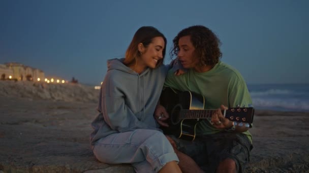 Gülümseyen Gençler Akşam Deniz Zoom Unda Gitar Müziği Dinliyorlar Rahatlamış — Stok video