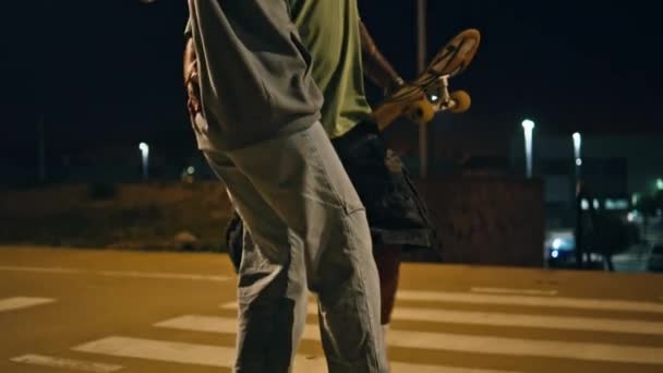 Remaja Kekasih Naik Skate Malam Hari Menutup Pria Muda Keriting — Stok Video
